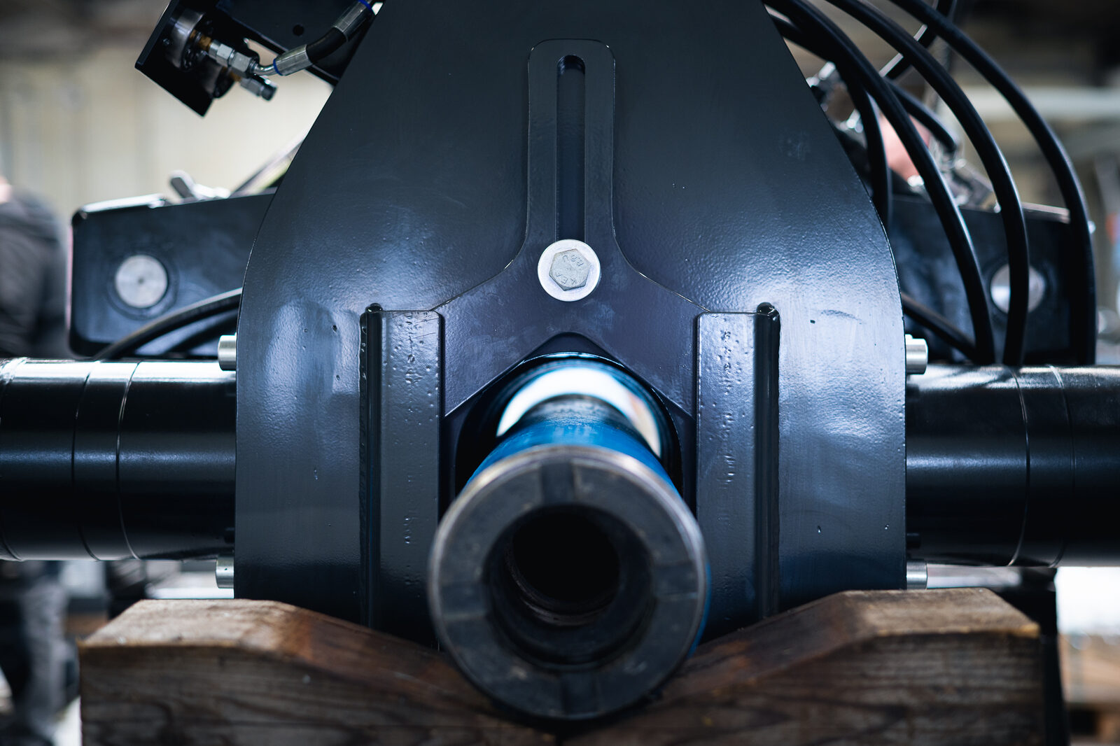 Hydraulic cylinder and connection.